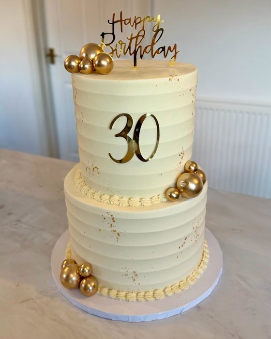 30 deserves TWO tiers ✨🤍
Scalloped buttercream, gold details & a little bit of sparkle for this milestone cake!
