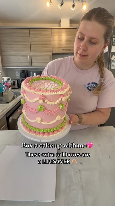 Box a cake up with me!💖

It’s the little details like these extra tall boxes, stickers and cards on the box that add the personal touch👩🏼‍🍳