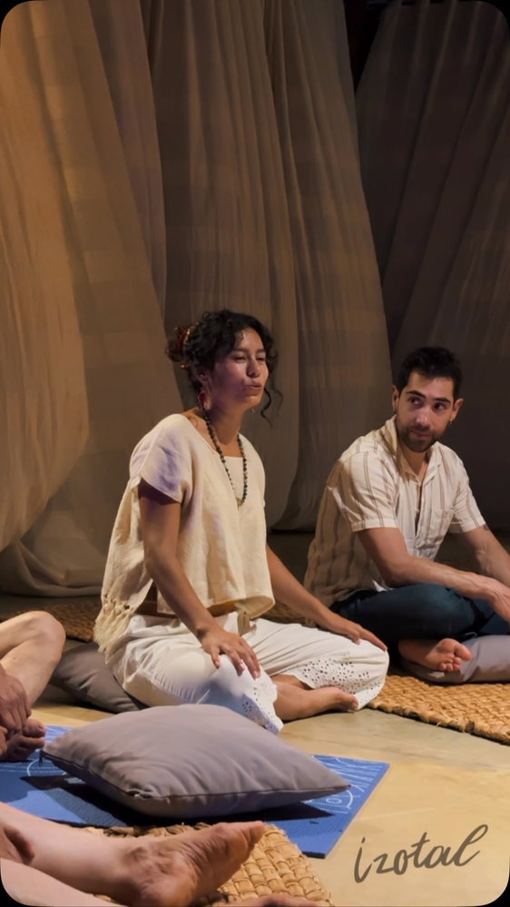 ¿Y si por un momento dejaras de buscar respuestas… y simplemente te permitieras sentir? 🌿✨

Hay experiencias que no necesitan explicarse demasiado.

Se viven.

El sonido, la vibración, la respiración y el silencio pueden convertirse en una invitación a bajar el ritmo, aquietar la mente y volver a escucharte desde un lugar diferente.

En Izotal creemos en crear espacios donde puedas pausar, conectar contigo y abrirte a nuevas experiencias de bienestar, crecimiento y expansión.

Esta vez, nuestros huéspedes vivieron una experiencia de terapia de sonido junto a una facilitadora que nos recordó algo esencial:

a veces, para volver a nosotros, primero necesitamos hacer silencio.

Y qué hermoso es poder vivirlo rodeados de naturaleza, lejos del ruido y de las exigencias de la vida cotidiana. 🌿

Ven a experimentar Izotal de una manera diferente.

Regálate una pausa.
Regálate presencia.
Regálate la experiencia.

✨ Reserva tu próxima experiencia en Izotal.