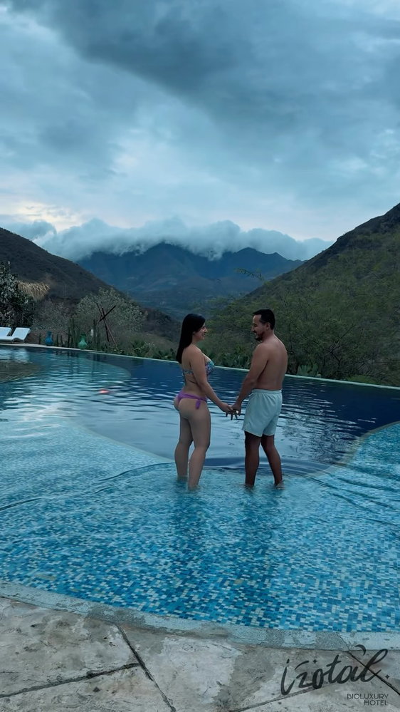 Hay momentos que no necesitan más planes. Necesitan tiempo. ❤️
Tiempo para mirarse sin afán.
Para conversar sin interrupciones.
Para brindar por lo que han vivido juntos.
Para disfrutar de estar presentes.
Este Amor y Amistad, cambien por un momento la rutina por naturaleza, bienestar y la tranquilidad de saber que no tienen que ir a ningún otro lugar.
Porque a veces, el mejor regalo para la relación es simplemente volver a elegirse.
🌿 Regálense Izotal.
Una experiencia para disfrutar juntos y crear ese recuerdo que mañana van a querer volver a vivir.
❤️ Amor y Amistad en Izotal
📲 Reserva ahora y separa tu experiencia.