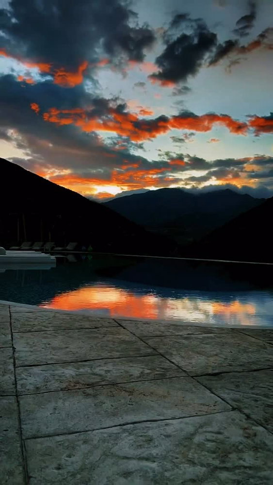 Hoy no necesitas otra escapada.
Necesitas una pausa… 😍🥰
Necesitan un lugar donde el celular deje de ser protagonista.
Donde el cuerpo pueda relajarse.
Donde la mente pueda bajar el ritmo.
Donde el silencio vuelva a tener espacio.
Vivimos en una época donde el estrés, la velocidad y la sobrecarga mental se han vuelto normales.
Y quizás ese es el problema.
Nos hemos acostumbrado tanto a vivir acelerados que olvidamos cómo se siente la tranquilidad.
Por eso en Izotal no diseñamos simplemente una experiencia de hospedaje.
Creamos un espacio para que vuelvas a respirar profundo, reconectes con la naturaleza, disfrutes una gastronomía consciente y recuperes el equilibrio que la rutina muchas veces nos quita.
Porque descansar no siempre significa dormir.
A veces significa volver a sentir paz.
Si llevas tiempo sintiendo que necesitas una pausa real, este puede ser el momento perfecto para regalarte esa experiencia.
📲 Escríbenos hoy y conoce las experiencias disponibles para junio.
Tu proceso de recuperación puede comenzar con una simple decisión.
DescansoReal EscapadaConsciente LujoConsciente Recuperación RespiraProfundo