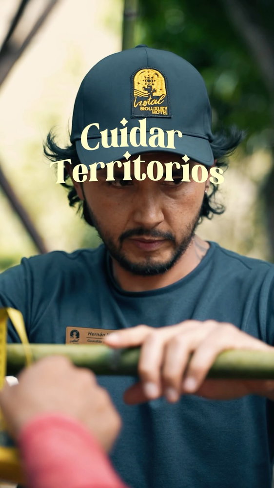 Viajar puede ser mucho más que cambiar de paisaje.
Puede ser la oportunidad de bajar el ritmo, recuperar energía y volver a conectar con lo que realmente importa.
En Izotal creemos que las mejores experiencias dejan una huella en quien las vive… y también en el lugar que las hace posibles.
Mientras tú descansas, apoyas la conservación del bosque seco tropical, fortaleces el empleo local y haces parte de un modelo de turismo que busca regenerar, no solo consumir.
Porque las vacaciones no deberían terminar cuando regresas a casa.
Deberían acompañarte mucho después de volver.
🌿 Descansa y deja huella.
Reserva tu experiencia y descubre una nueva forma de viajar.