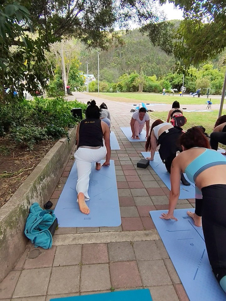 🌞🧘‍♀️🌵

Hoy nos reunimos para celebrar el Día Internacional del Yoga, el Solsticio de Verano y el Inti Raymi, una fecha sagrada que honra al sol, la abundancia y la conexión con la vida.

Entre respiraciones, movimiento y comunidad, recibimos la energía de un nuevo ciclo con gratitud y presencia.

Gracias a todos los que compartieron esta práctica con nosotros. ☀️

ComunidadYoga SaludosAlSol 🌵☀️