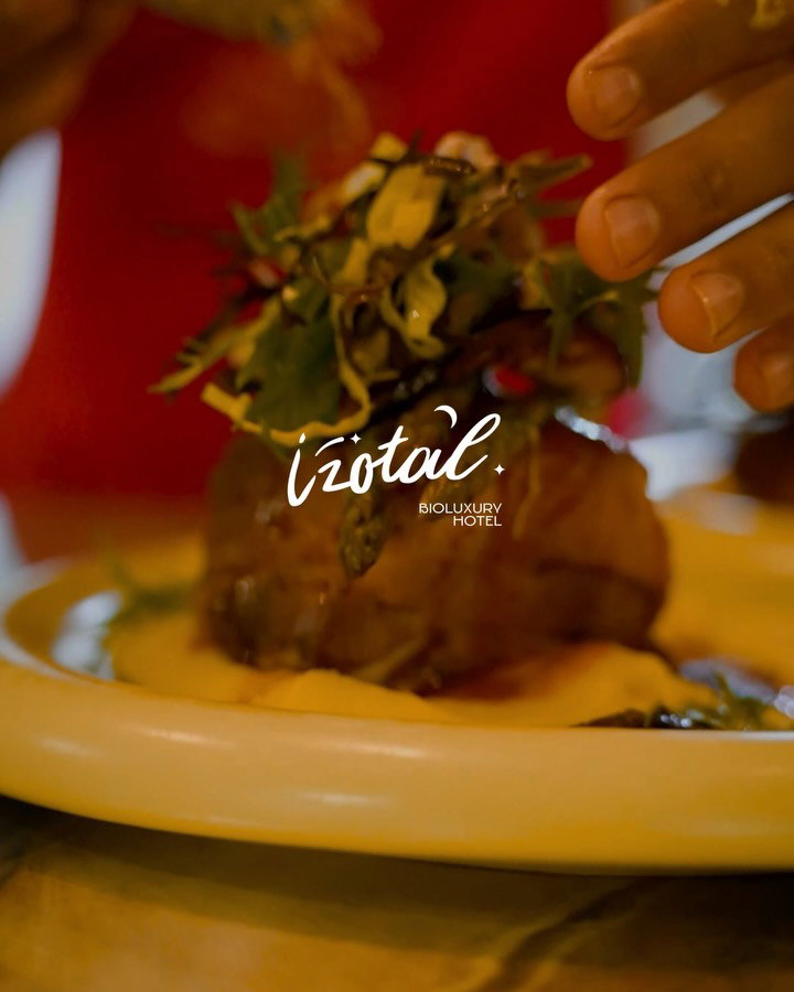 Existen lugares donde solo llenas tu estómago con lo que consumes
Y hay lugares donde cada alimento forma parte de la experiencia.
En Izotal creemos que descansar también es elegir lo que nutre tu cuerpo, respetar los ritmos de la naturaleza y volver a disfrutar los sabores sin prisa.
Nuestra gastronomía nace de ingredientes frescos, preparaciones ancestrales y una filosofía simple:
Comer bien también es una forma de cuidarte.
Mientras contemplas el paisaje, compartes una conversación o simplemente disfrutas del silencio, cada plato se convierte en parte de un viaje más profundo hacia el bienestar.
📲 Reserva tu experiencia en Izotal BioLuxury Hotel.