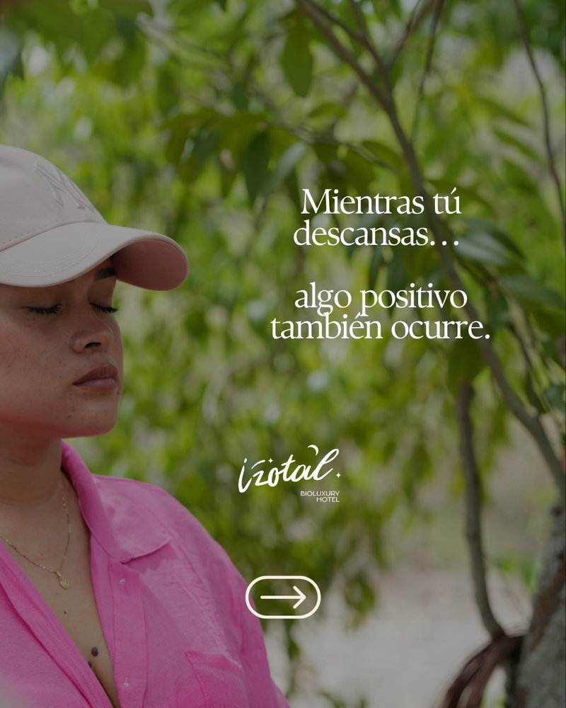 Mientras descansas, algo más también florece.
Cada viaje deja una huella.
La diferencia está en decidir qué historia quieres contar con ella.
En Izotal, tu descanso no solo te devuelve calma. También impulsa la protección del bosque seco tropical, fortalece el empleo local, apoya una producción más responsable y hace posible un modelo de turismo que busca regenerar, no solo consumir.
Creemos que viajar puede ser mucho más que cambiar de paisaje.
Puede ser una forma de volver a ti… mientras contribuyes a cuidar aquello que hace posible esa experiencia.
Porque las mejores vacaciones no son solo las que recuerdas.
Son las que también dejan algo bueno en el lugar que las hizo posibles.
🌿 Descansa y deja huella.