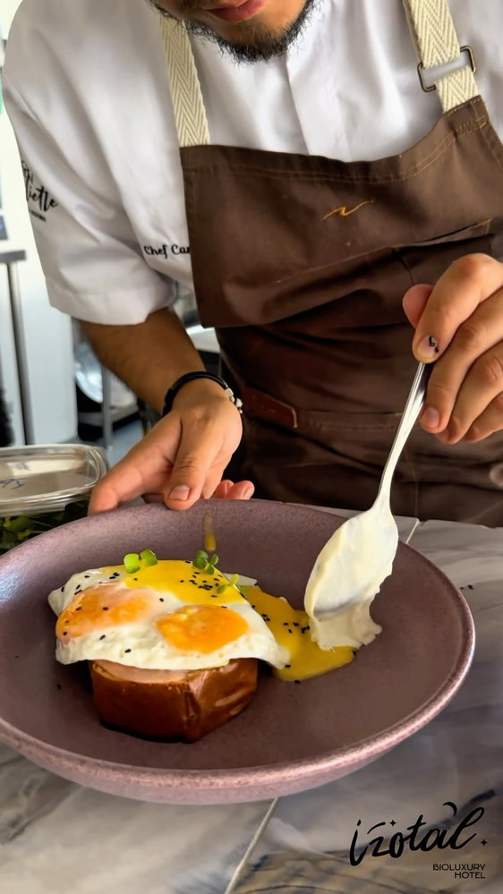 Del fuego y la tierra a tu mesa. 🌿🔥🍳
El desayuno de la mañana no se improvisa: se honra. En nuestra Chagra, los chefs transforman ingredientes locales y de temporada en preparaciones que nutren el cuerpo y reconectan con el origen. Sin afanes, con el respeto que merece cada alimento y con el sazón de nuestra tierra.
Nutrirse bien es la primera forma de habitar el presente.
📍 Puerto Remolino, Nariño.
📩 ¿Listo para vivir la experiencia completa de reconexión? Consulta nuestras disponibilidades escribiéndonos al DM.