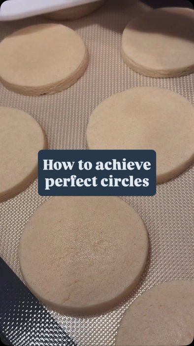 Tired of wonky cookies? 😩
Here’s my easy trick for perfectly round cookies every time:
✨ Right out of the oven, gentl