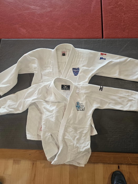 ​🥋 La grande question que tout judoka s'est posée au moins une fois dans sa vie... ​D'un côté, on a Mizuno 🇯🇵 : l'…