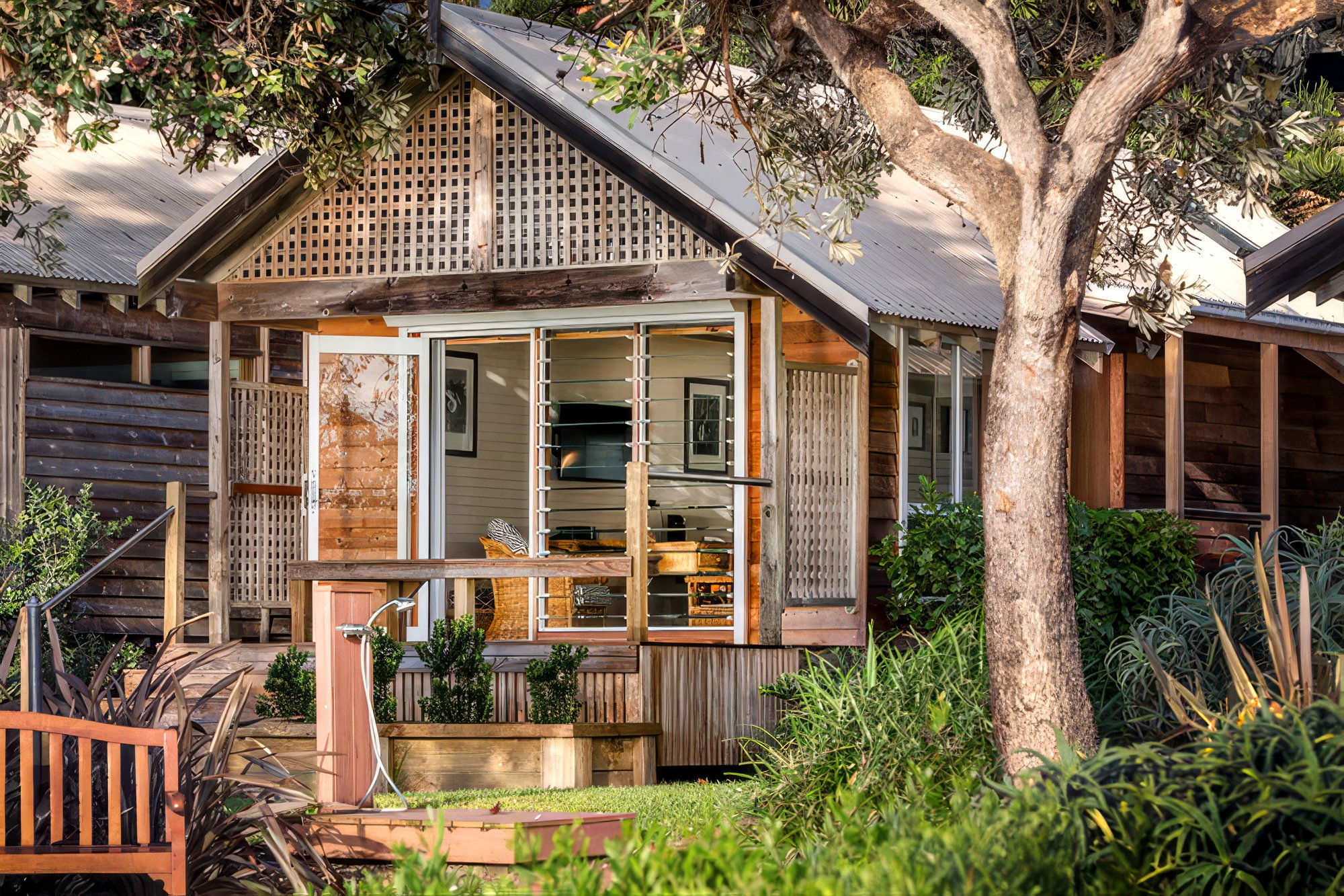 Beachfront bungalow luxury at Kims 🏝️ Book Beachside or Middle Beach between now and November 30 and receive a complimentary 2 course dinner. Follow the link in our bio to our website to book with the code BFB2COURSE to book! #kimsbeachsideretreat #centralcoastaccomodation #beachfrontstays #lovecentralcoastnsw