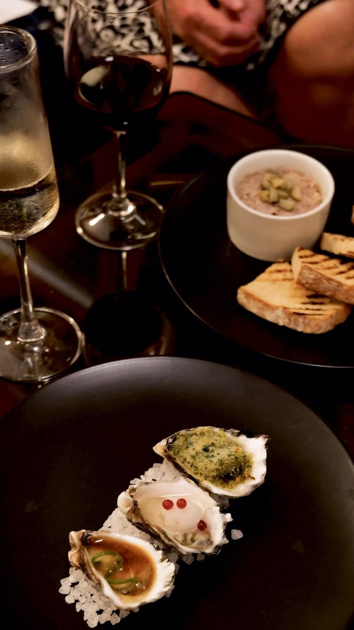 Attention to those who like to drink and eat! Our bar food menu has launched! 💥 Prefer to focus on the drinks? Fancy a night out, but don’t feel like a large meal? In the mood for a more casual, relaxed dinner?This is the perfect option. You can now enjoy a cocktail and small plate in our cosy cocktail bar from Monday to Thursday evenings. Book now on Opentable or phone us 4332 1566 🍸