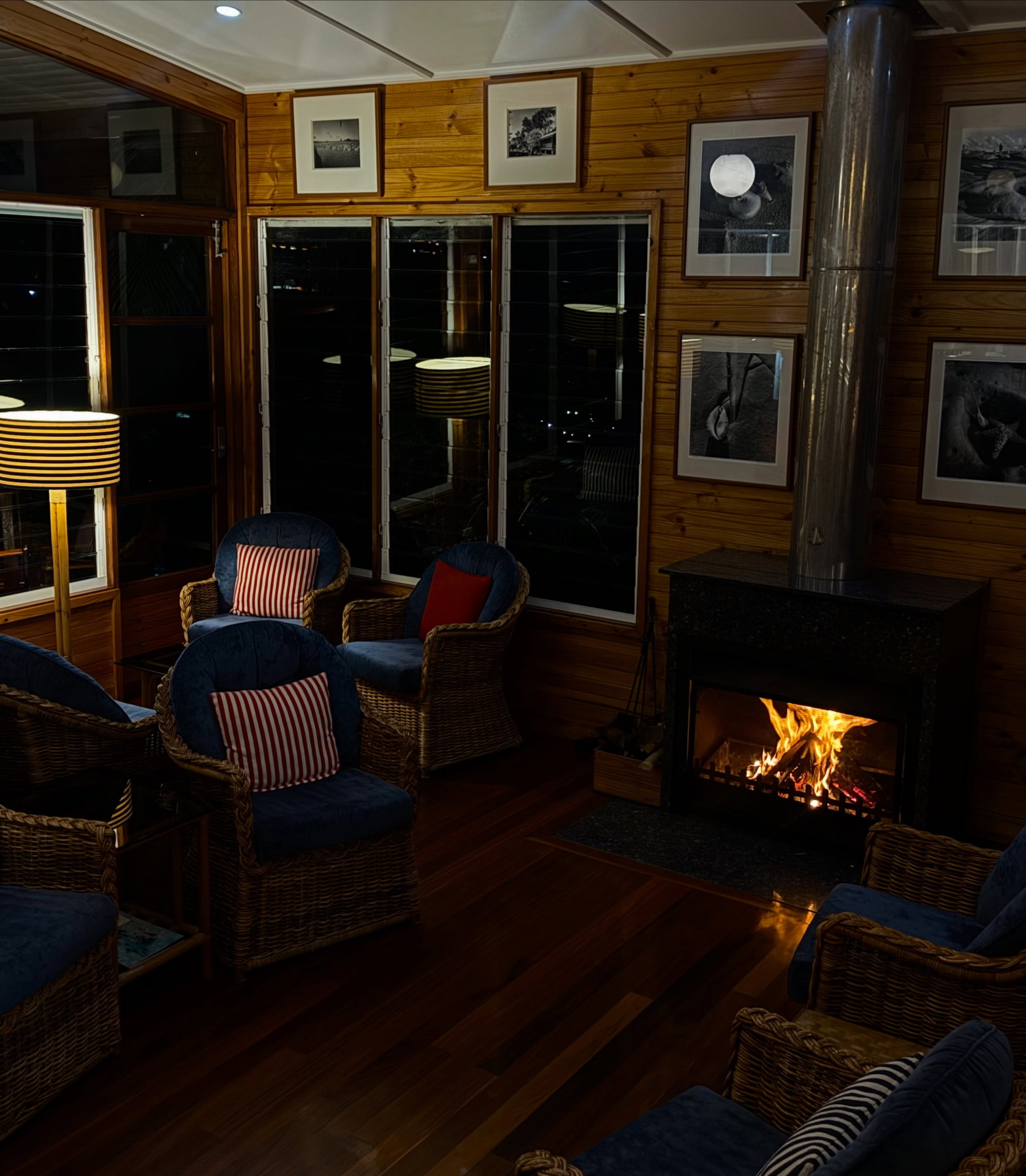 Cosy and comfortable with a cocktail by the fire – only at Kim’s 🍸For bookings 📞 (02) 4332 1566#kimsbeachsideretreat #centralcoast #ilovecentralcoast #toowoonbay