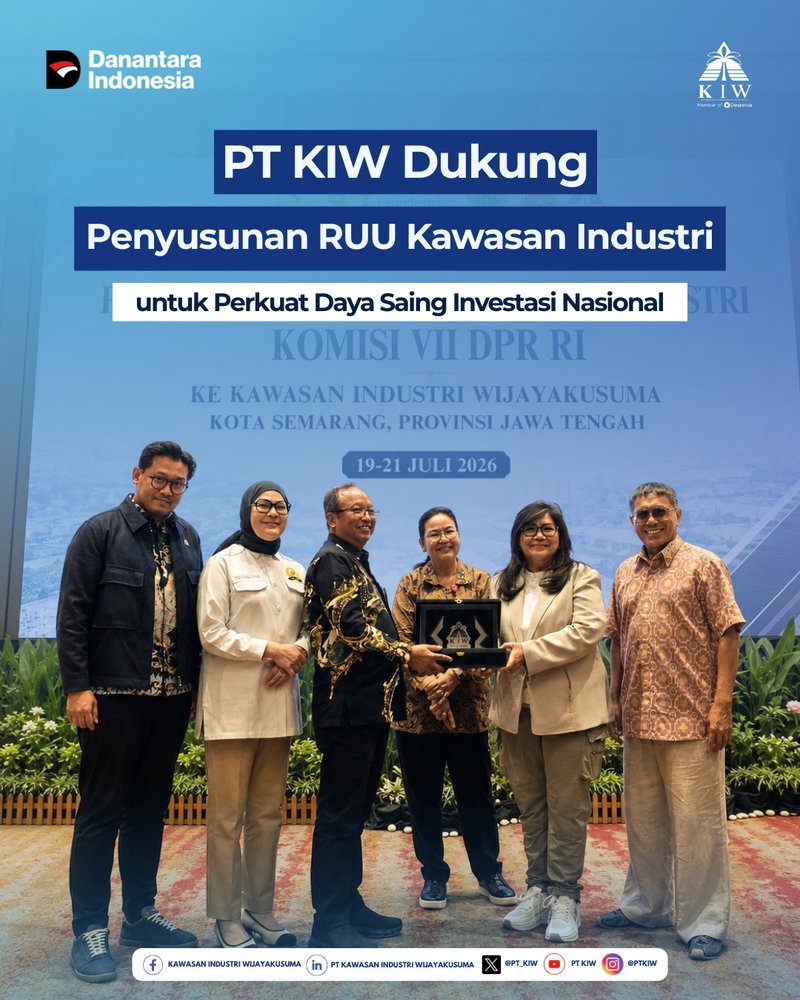 PT Kawasan Industri Wijayakusuma (PT KIW) menerima kunjungan kerja Panitia Kerja (Panja) Rancangan Undang-Undang (RUU) tentang Kawasan Industri Komisi VII DPR RI pada Senin (20/7) di Semarang. Kunjungan ini menjadi bagian dari upaya menghimpun masukan dari para pengelola kawasan industri sebagai bahan penyusunan regulasi yang mampu memperkuat iklim investasi nasional.

Dalam kesempatan tersebut, Ketua Panja RUU Kawasan Industri Komisi VII DPR RI, Evita Nursanty, menyampaikan bahwa Indonesia memerlukan Undang-Undang Kawasan Industri sebagai umbrella law yang dapat memberikan kepastian hukum bagi investor, memperjelas pembagian kewenangan, serta memperkuat tata kelola kawasan industri nasional. Menurutnya, regulasi tersebut juga harus mampu mengakomodasi pengembangan green industrial estate, eco industrial park, ekonomi sirkular, hingga kawasan industri berbasis digital agar Indonesia semakin kompetitif di tingkat global.

Menanggapi hal tersebut, Plt. Direktur Utama PT Kawasan Industri Wijayakusuma, Sugeng Riyanto, menyatakan dukungan penuh terhadap penyusunan RUU Kawasan Industri sebagai landasan hukum yang mampu memperkuat daya saing investasi dan mendorong pengembangan kawasan industri yang berkelanjutan.

"PT Kawasan Industri Wijayakusuma mendukung penuh penyusunan RUU Kawasan Industri. Regulasi yang komprehensif akan memberikan kepastian hukum bagi investor sekaligus menjadi fondasi dalam menciptakan kawasan industri yang semakin kompetitif," ujar Sugeng.

Sugeng juga berharap adanya dukungan terhadap penguatan infrastruktur strategis, seperti akses jalan nasional, konektivitas jaringan kereta api melalui stasiun kawasan, serta pemanfaatan air baku guna meningkatkan kualitas layanan kepada tenant.

"Saat ini PT KIW memiliki 116 tenant yang sebagian besar merupakan investor asing. Kami optimistis penguatan regulasi dan infrastruktur akan semakin meningkatkan kepercayaan investor serta mendorong pertumbuhan investasi di kawasan industri," tutup Sugeng.

Sebagai bagian dari Holding BUMN Danareksa, PT KIW berkomitmen mendukung terwujudnya kawasan industri yang modern, berdaya saing, dan berkelanjutan untuk mendorong pertumbuhan ekonomi Indonesia.

#PTKIW