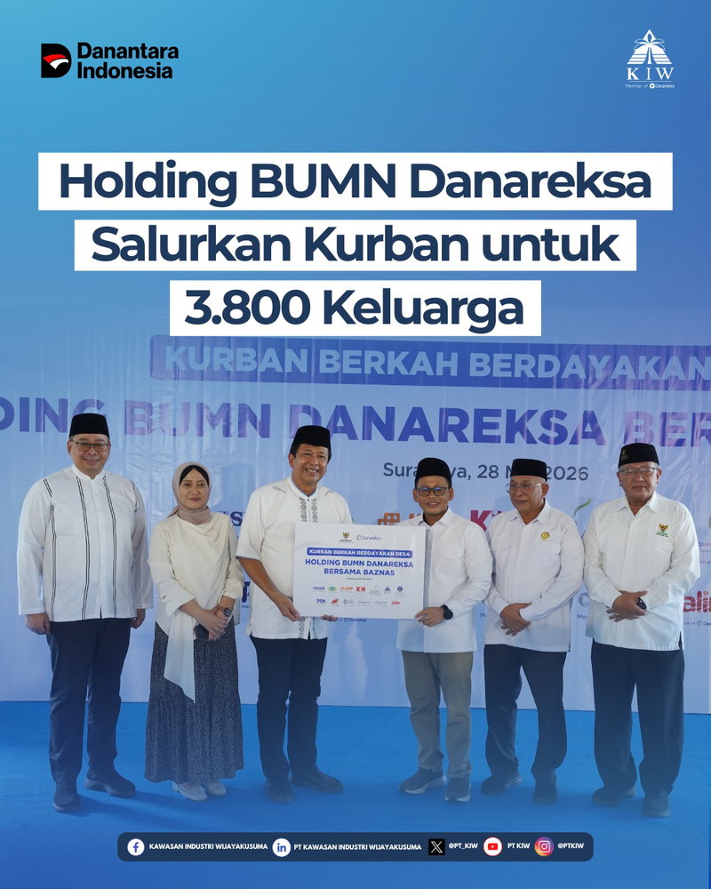 Memperingati Hari Raya Idul adha 1447 Hijriah, Holding BUMN Danareksa dan seluruh anggota holding bekerja sama dengan BAZNAS RI menyalurkan hewan kurban berupa 14 ekor sapi dan 12 ekor kambing melalui program “Kurban Berkah Berdayakan Desa” yang dipusatkan di PT Surabaya Industrial Estate Rungkut (SIER).

Program ini diharapkan dapat memperkuat ketahanan pangan bagi sekitar 3.800 keluarga prasejahtera di tujuh kelurahan ring satu SIER, sekaligus menggerakkan roda ekonomi masyarakat melalui multiplier effect ekosistem kawasan industri.

Penyaluran kurban ini merupakan kontribusi kolektif dari klaster inti Holding BUMN Danareksa, yaitu PT Kawasan Industri Medan (KIM), PT Kawasan Industri Makassar (KIMA), PT Jakarta Industrial Estate Pulogadung (Perseroda) (JIEP), PT Kawasan Berikat Nusantara (KBN), PT Kawasan Industri Wijayakusuma (KIW), PT Kawasan Industri Terpadu Batang (KITB), dan PT SIER, serta klaster non-inti yang mencakup PT Perusahaan Pengelola Aset (PPA), PT Nindya Karya, PT Kliring Berjangka Indonesia (KBI), PT Jalin Pembayaran Nusantara, PT Danareksa Capital, dan PT Danareksa Finance.

Kegiatan tersebut turut dihadiri Direktur Utama PT Danareksa (Persero) Ngurah Wirawan, Plt. Direktur Utama PT KIW Sugeng Riyanto, jajaran direksi anggota holding, serta pimpinan BAZNAS RI, BAZNAS Jawa Timur, dan BAZNAS Surabaya.

Direktur Utama PT Danareksa (Persero), Ngurah Wirawan, menyampaikan bahwa ibadah kurban merupakan instrumen redistribusi kesejahteraan yang mampu menghidupkan rantai ekonomi masyarakat dari hulu ke hilir.

Melalui semangat Iduladha, PT KIW berharap program ini dapat menjadi bentuk nyata kepedulian sosial perusahaan sekaligus memperkuat hubungan harmonis antara kawasan industri dan masyarakat sekitar.

#PTKIW #KIWinners #HoldingBUMNDanareksa #IdulAdha1447H