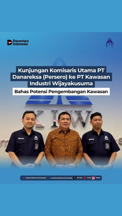 PT Kawasan Industri Wijayakusuma (PT KIW) menerima kunjungan kerja Komisaris Utama PT Danareksa (Persero), Dr. Ir. A. Helmy Faishal Zaini, pada Selasa, 18 Agustus 2026, di Operational Room PT KIW, Semarang.

Kunjungan tersebut diterima langsung oleh Direktur Utama PT KIW, Reza Artha, didampingi Direktur Keuangan dan Manajemen Risiko PT KIW, Yogi Putra Wijaya. Dalam pertemuan tersebut, dilakukan diskusi strategis mengenai berbagai peluang dan potensi pengembangan kawasan yang masih dapat dioptimalkan guna meningkatkan daya saing PT KIW sebagai kawasan industri terintegrasi.

Pembahasan mencakup sejumlah isu strategis terkait pengembangan kawasan, peningkatan nilai tambah aset, penguatan layanan kepada tenant, serta berbagai peluang pengembangan bisnis yang sejalan dengan arah transformasi dan pertumbuhan berkelanjutan perusahaan.

Kunjungan ini menjadi momentum penting dalam memperkuat sinergi antara PT Danareksa (Persero) selaku holding dan PT KIW sebagai anak perusahaan, sekaligus memastikan berbagai langkah pengembangan kawasan dapat berjalan selaras dengan strategi bisnis jangka panjang perusahaan.

Melalui kolaborasi yang kuat dan komitmen bersama, PT KIW terus berupaya menghadirkan kawasan industri yang modern, kompetitif, dan mampu memberikan kontribusi positif bagi pertumbuhan ekonomi nasional.

#PTKIW #DanataraIndonesia #HoldingBUMNDanareksa