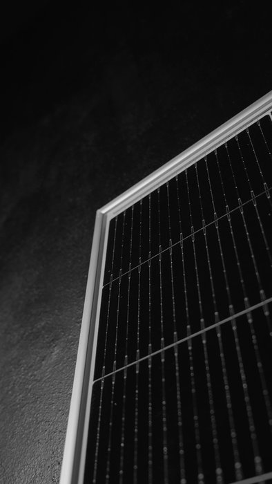 With HALF CELL 4.0, the structure changes behavior.
PRISMA 4.0 technology and the 4 mm front glass define a compact surface, capable of absorbing and managing stresses.
It is a presence that does not wear out over time, but moves through it.
🌐 Discover at torri.solar