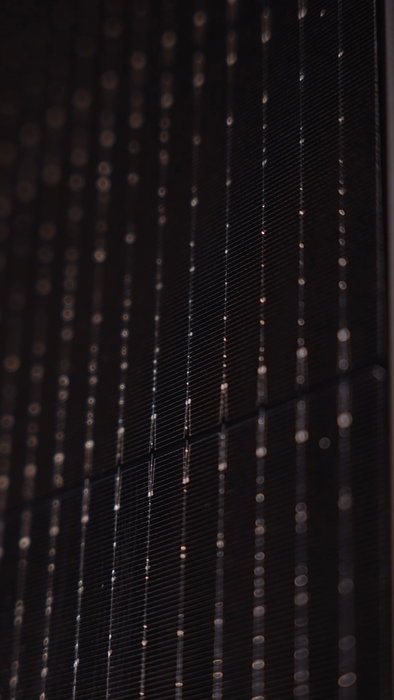 Black in its purest essence expresses its concreteness in INTEGRA TOTAL BLACK.
PRISMA 4.0 technology and material merge into a continuous surface, designed to maintain strength and structural stability over time, making it 3 times more robust, 8 times more resistant.
🌐 Discover at torri.solar