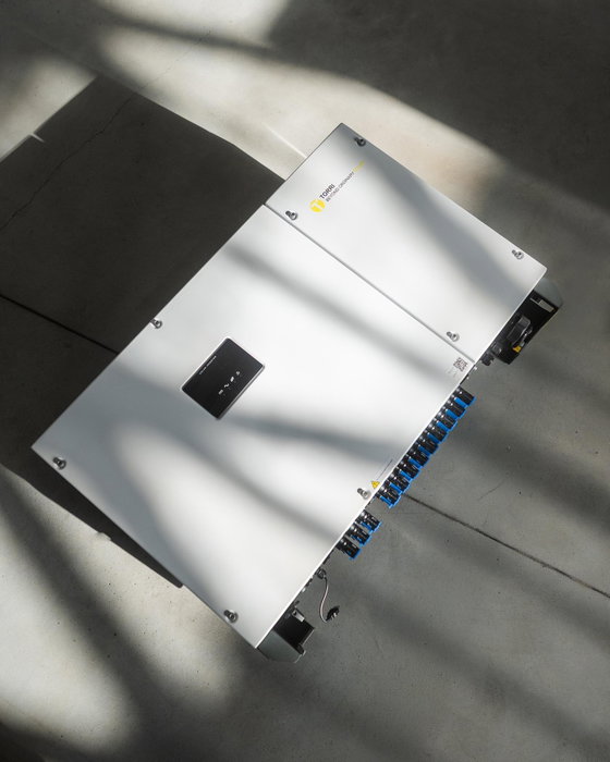 Managing energy produced in industrial settings requires greater flexibility, integration, and operational continuity.
AURA technology was created to meet these needs, enabling the monitoring, management, and optimization of energy flows within the facility.
A system designed to ensure operational continuity and constant control over time.
🌐 Discover more at torri.solar