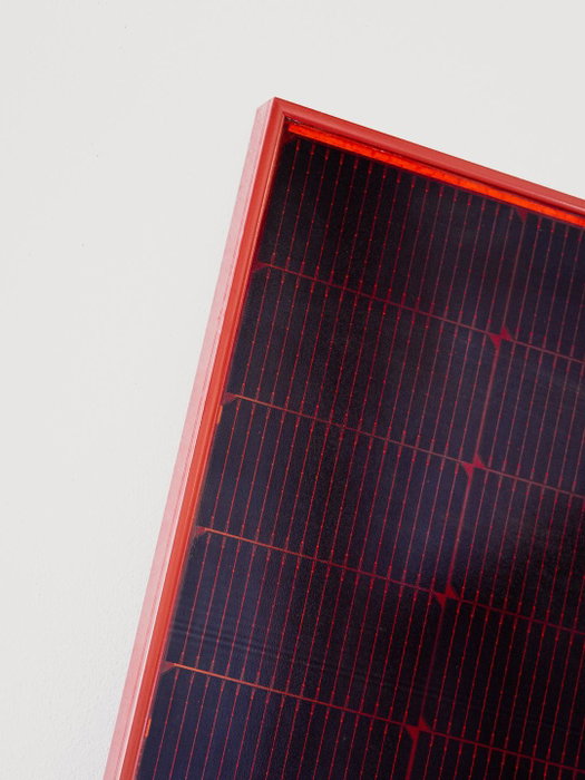 Integrating photovoltaics also means considering the context.
With INTEGRA ECO-RED, color becomes balance and perfect architectural symbiosis.
The RAL 3031 shade was created to exist in the most sensitive settings; the surface takes shape without interfering, allowing technology to find its own expression in space.
🌐 Discover at torri.solar