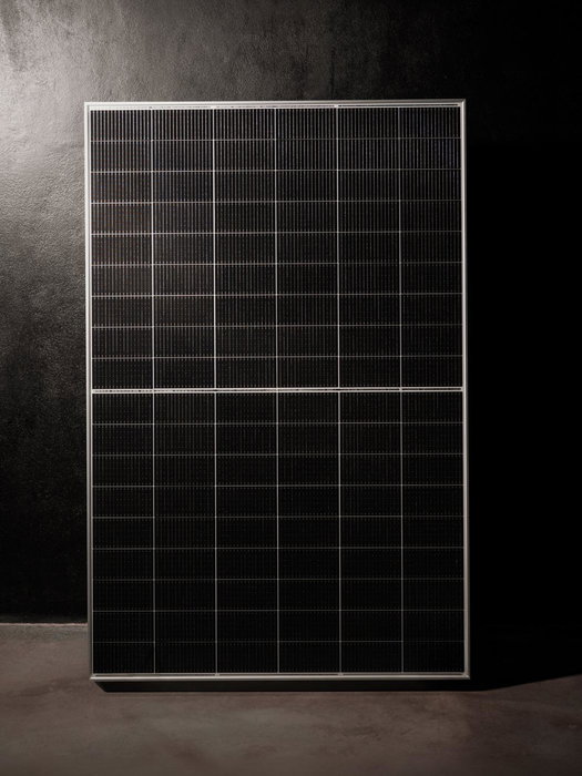 Performance and structure follow the same direction.
HALF CELL 4.0 combines TOPCon cells with efficiency above 25% and PRISMA 4.0 technology, creating a module designed to maintain stability, continuity, and robustness even in the most demanding conditions.
🌐 Learn more at torri.solar