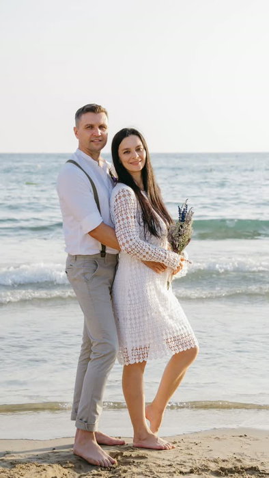 De Romania a Reus per dir-se que sí, i de Reus a la platja de Salou per celebrar-ho descalços.
Poca…