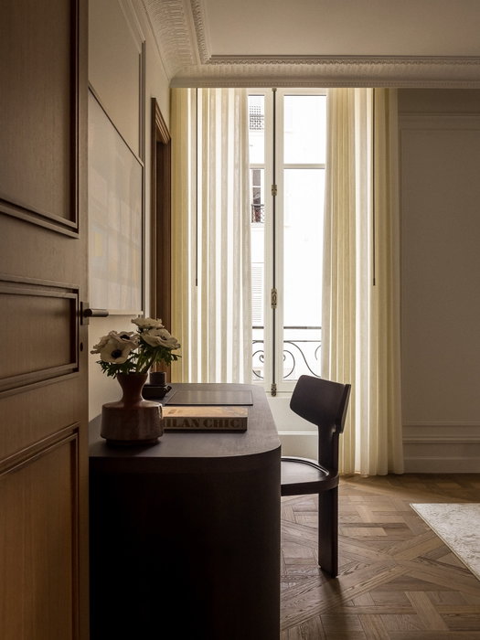 Highstay instagram Located in the heart of the Saint-Honoré neighborhood, Vendôme I offers an exceptional setting in the heart of Paris. This 165 m² dual-aspect, accommodating up to 6 guests, combines Haussmannian charm with contemporary architecture, creating a warm and refined atmosphere.