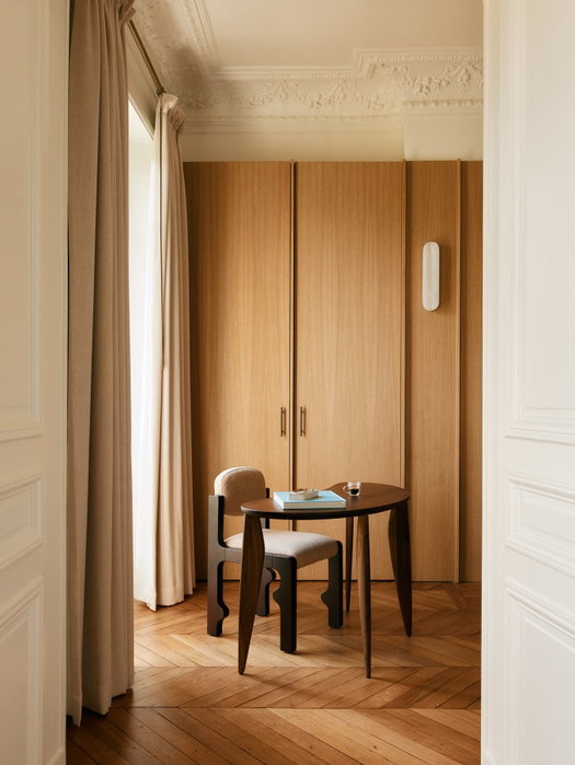 Highstay instagram Trocadéro I is a two-bedroom apartment just steps away from the Eiffel Tower.

With its prime view of the world-famous landmark, high ceilings, period moldings, and classic Haussmann-style architecture, this stunning pied-à-terre offers the quintessential Parisian experience for your long-term stays. 

Bookings are available for stays of 30 days or more. For all inquiries, please contact our team at reservations@highstay.com.

Photos: @oracle_paris