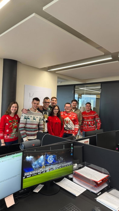 Wir wünschen euch frohe Festtage #weihnachtspulli #weihnachtenimoffice