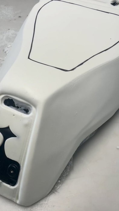 À la Sellerie Marti on bichonne vos derrières!

Sur cette selle de scooter Kymco CV3, nous avons cre