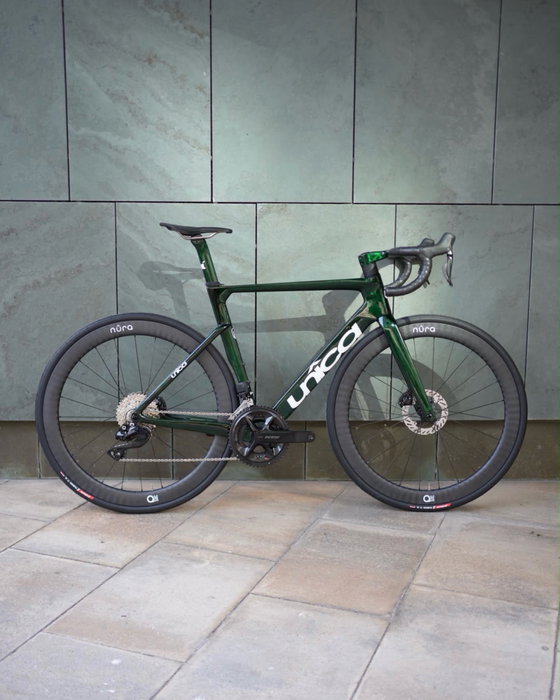 El arte de la velocidad hecho bicicleta. 🏛️⚡
Os mostramos al detalle nuestro último montaje: la UNîCA ONÂDA. Un cuadro