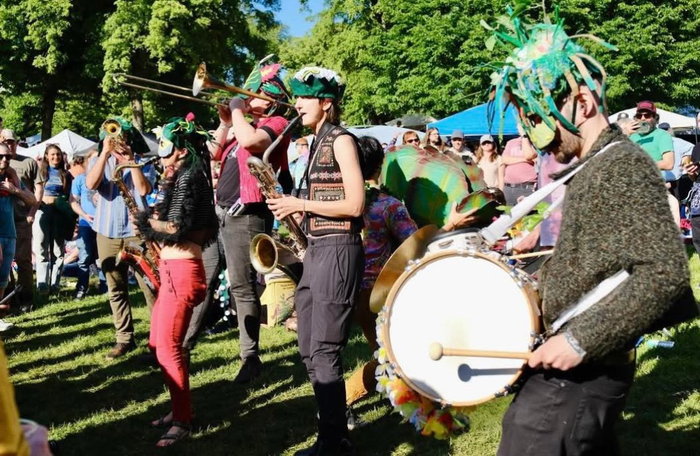 Our next featured artist playing the Squirrel Hill Night Market this Saturday is @wild.sprouts.brassica - catch their set at 8pm! 🎺🌱
Brassica and the Wild Sprouts is a 7-piece homegrown whimsical party brass band from Pittsburgh, PA. They play raucous dance music woven with invented folklore, drawing on Balkan, improvisation, and street band vibes; they invite audience participation in their storytelling and dancing, and need no stage or amplification for performance.
Stay tuned for the rest of the lineup this Saturday ⚡️
📷: @patrick_m_fisher