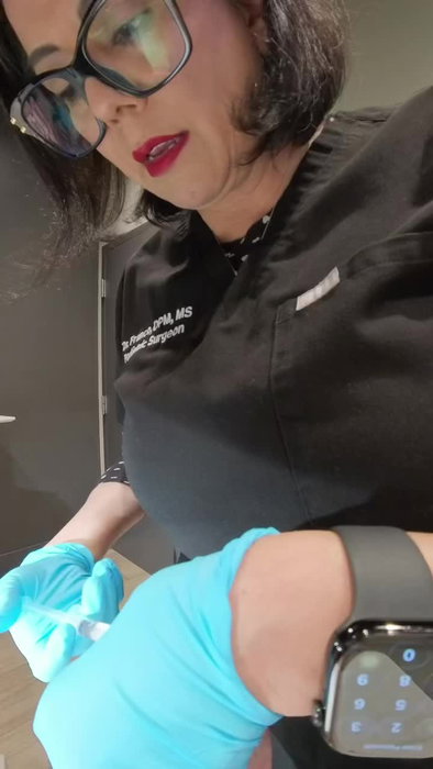 Painful ingrown toenail? Watch Dr. Sandra Franco perform a matrixectomy—a simple in-office procedure designed to permanently address recurring ingrown toenails and help patients get back to living comfortably.
✔️ Minimally invasive
✔️ Long-lasting relief
✔️ Performed under local anesthesia
If you’re tired of recurring pain, redness, or infection, we can help.