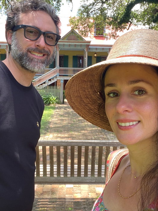 🇺🇸 Day 18 – Trois plantations, trois regards sur une même histoire 🌿

📍Laura Plantation

🍀 Grâce à Joseph Dunn, un guide francophone passionnant, nous avons bénéficié d’une visite qui ne fait pas que raconter l’histoire de la « Maison Principale » de 1805.

🌬️ Notre guide a mis en lumière les relations complexes d’une famille créole, l’histoire des personnes réduites en esclavage qui vivaient sur place ainsi que les dynamiques sociales de l’époque.

👉 Il a également évoqué de nombreux enjeux, faits, chiffres et témoignages particulièrement bouleversants, rarement abordés dans les livres d’histoire.

💚 Si vous ne deviez faire qu’une visite de plantation, on vous recommande vivement celle-ci. 💚 @lauraplantation

📍Whitney Plantation

⛓️‍💥 Entièrement consacrée à l’histoire et à la vie des personnes réduites en esclavage, cette plantation prend la forme d’un musée mémoriel à ciel ouvert.

💬 Les témoignages, les nombreuses statues et les œuvres d’art rendent la visite particulièrement émouvante. Des silhouettes concrètes et durables qui donnent un visage aux 107 000 personnes réduites en esclavage en Louisiane avant 1820, et dont les noms sont gravés sur les 18 murs de granit dans les jardins.

💚 Si vous avez le temps de faire une seconde visite de plantation, on vous recommande également celle-ci (audioguides en français) 💚 @whitneyplantation

📍Houmas House

🌺 Avouons-le, la demeure du XIXᵉ siècle est splendide et les jardins sont particulièrement luxuriants.

👌 La visite guidée en anglais (et en costume !) était joviale et de qualité. L’occasion de découvrir l’histoire de cette propriété, dont la prospérité s’est construite en grande partie grâce au travail forcé de centaines de personnes réduites en esclavage. @houmashouse

😶 Une balade instructive, mais à compléter, selon nous, par la visite de Laura Plantation et/ou de Whitney Plantation. Pour multiplier les points de vue, et pour mieux comprendre le passé de la Louisiane, notamment le rôle joué par les colons français.
