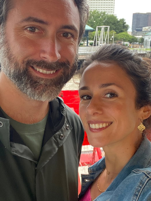 🇺🇸 Day 17 – Art du Sud, wild hot-dog et coucher de soleil sur le Mississippi 🎨🌭🚢

📍Direction l’Ogden Museum of Southern Art consacré à l’art du Sud des États-Unis 👌

🖼️ Une très belle découverte, entre peintures et sculptures qui racontent l’âme de cette région et le quotidien de ses habitants. @ogdenmuseum

🎷 Coup de cœur commun pour l’exposition photo “Herman Leonard: Images of Music”, consacrée aux plus grandes légendes du jazz. Des clichés en noir et blanc absolument magnifiques, qui retranscrivent toute l’intensité de leur art 🎶

📍Pause déjeuner chez Dat Dog

🌭 Nous avons goûté le Rougarou, un hot-dog à la saucisse… d’alligator ! Une spécialité locale que nous avons adorée 😋 @datdogus

📍Embarquement à bord du Steamboat NATCHEZ

🚢 À nous la croisière avec dîner sur le Mississippi à bord de ce mythique bateau à vapeur à aubes ! L’occasion de se prendre pour Tom Sawyer en naviguant au rythme de la musique live, tandis que le soleil se couche sur La Nouvelle-Orléans… 🌅 @steamernatchez

💚💚💚💚💚 = Une nouvelle journée très enrichissante malgré la pluie, entre culture, gastronomie originale et ambiance jazzy ! 🤩

@juliendbdx @frompiccolo