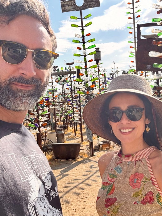🌵 DAY 51 — Un drôle d’arrêt au milieu du désert californien

📍Avant de rejoindre la Sierra Nevada, premier arrêt en Californie à Elmer’s Bottle Tree Ranch, un endroit insolite (et gratuit) le long de la mythique Route 66.

🍾 🌳 Le concept ? Des centaines de bouteilles en verre colorées installées sur des structures métalliques en forme d’arbres, accompagnées de vieux objets récupérés : panneaux, machines, pièces automobiles… Une sorte de forêt artistique créée pendant des années par Elmer Long, à partir d’objets chinés et collectionnés.

☀️ Avec le soleil qui traverse les bouteilles, le lieu un brin kitsch prend des airs poétiques et un peu fous… totalement dans l’esprit Route 66 ! 🙃