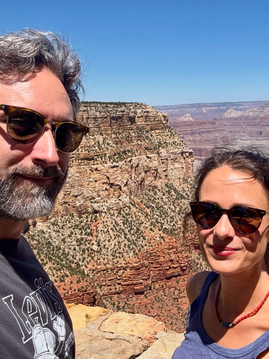 📍 Day 48 – Le Grand Canyon, toujours aussi grandiose ! 🏜️

❄️Retour au Grand Canyon, un lieu qui nous avait déjà marqués lors de notre premier voyage en 2018, en plein hiver.

☀️ Cette fois, nous l’avons redécouvert sous le soleil d’été… et le constat est le même : quelle que soit la saison, cette immensité sculptée par le Colorado depuis des millions d’années est fa-bu-leuse !

🦌 La journée nous a aussi réservé de belles rencontres avec la faune du parc 🍀

🫎 Nous avons notamment eu la chance d’observer plusieurs wapitis (elk) en pleine forêt, dont tout un petit groupe, ainsi que des cerfs mulets (mule deer) un peu plus loin 🥲

💚💚💚💚💚= Bref, en hiver comme
en été, on ADORE le Grand Canyon 😍
