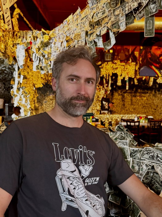 🏜️ Day 49 - Route 66 : back to Oatman, Arizona

🫏 Huit ans après notre passage dans cette ancienne ville minière née au début du XXᵉ siècle, rien n’a changé !

🤠 L’ambiance 100% Far West est toujours au rendez-vous, tout comme les célèbres ânes en liberté, descendants de ceux utilisés autrefois par les mineurs, qui se promènent toujours dans les rues d’Oatman🐴