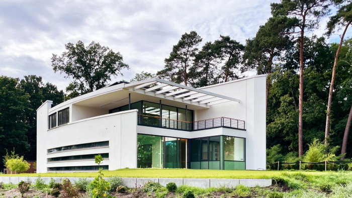 Når arkitektur, materialer og omgivelser spiller sammen 🌿 Projektet “Haus am Wind”…