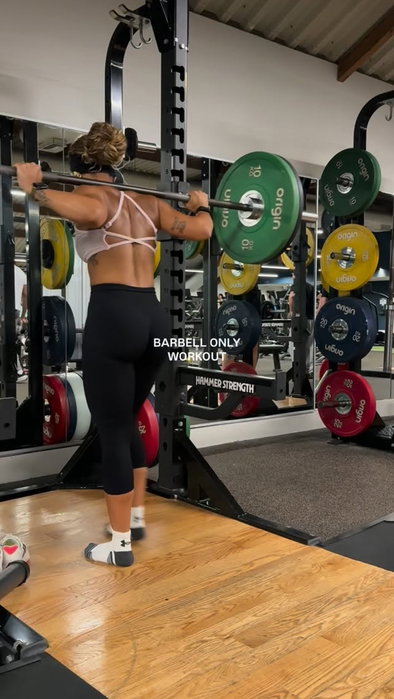 a barbell only workout to keep things super simpleeee for you 🤝✨☁️

(p.s there’s an optional cardio finisher)