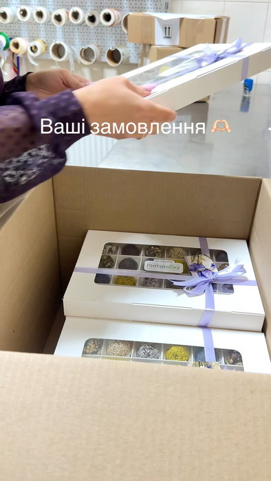 Пакуємо ваші замовлення! 📦✨ Ось так виглядають робочі будні: збираємо та укомплектовуємо коробки з цукерками в ящики, що