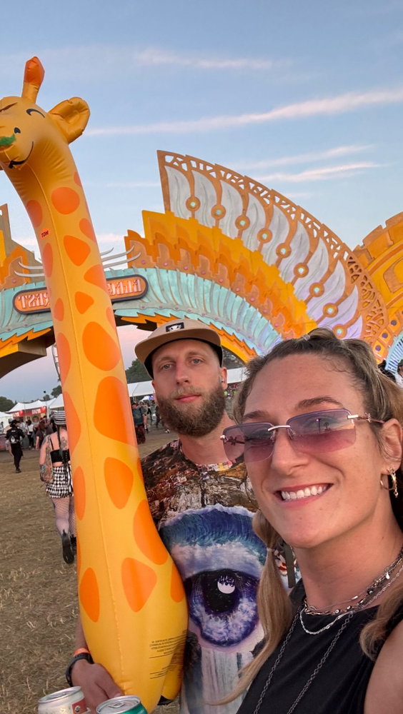 What plays well on the beach, you ask? Any songs about sunshine 🌈
Honestly I have no idea who this artist is i just know I play a Wuki track with the same sample. Sue me.