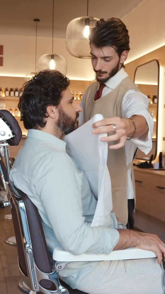 Non è solo barba.
È un rituale. ✨

Gesti lenti, mani esperte,
attenzione ai tuoi