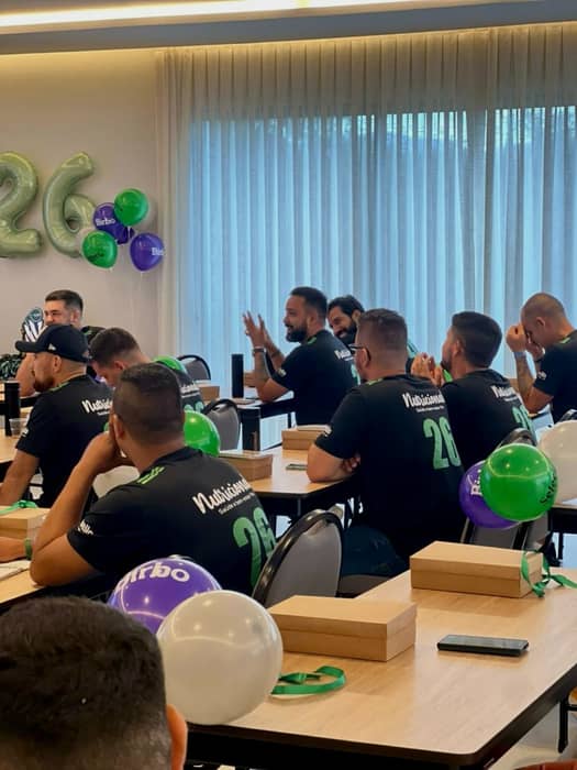 Convenção de vendas 2026 💚

No dia 15 de janeiro, recebemos nossos representantes para a Convenção de vendas 2026 — um evento dedicado à apresentação dos resultados de 2025, aprendizados sobre o crescimento do mercado pet, e ao alinhamento de novos compromissos e desafios para o ano que se inicia. 

Entramos em 2026 preparados, com foco e determinação para alcançar novos patamares. 

Arraste para o lado e confira alguns registros do evento!

#convenção #2026 #nutricionaldistribuidora