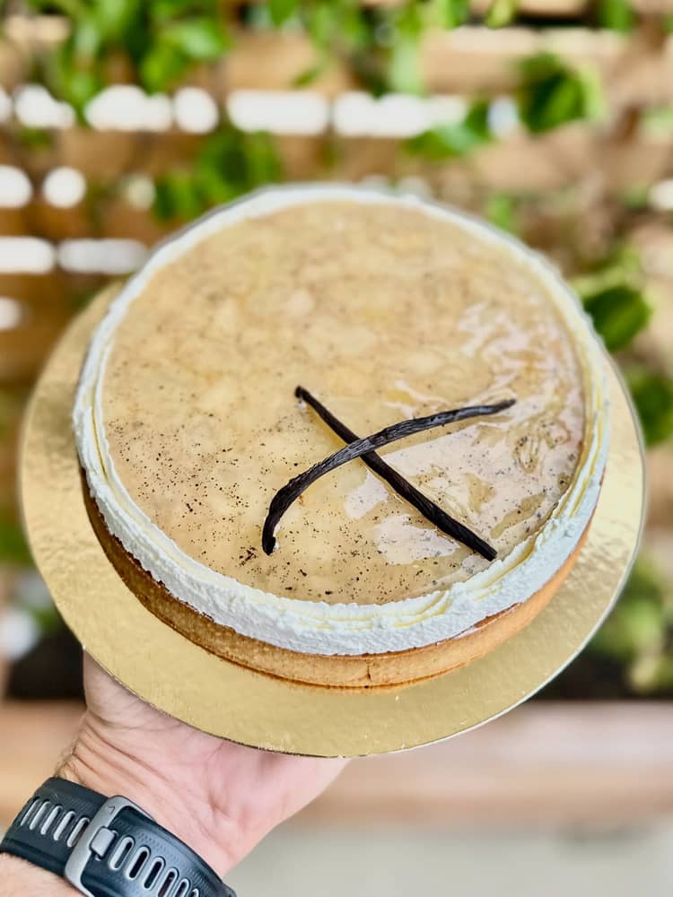 Tarte Poire Cardamome 🍐 
- Brunoise de poire au miel de forêt et vanille bourbon de Madagascar 
- Crème montée infusée à la cardamome 
- Crème d’amande 
- Pâte diamant au sucre vergeoise 
- Poire bio