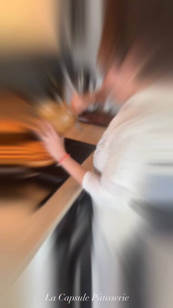 Quand un rendez-vous professionnel avec ma Directrice Artistique se transforme en atelier pâtisserie improvisé 🤍

Aujourd’hui, j’ai partagé avec @marine_dion
Quelques secrets des finitions de ma Tarte Vanille Pécan 🥧✨… et j’ai été bluffée par sa facilité d’apprentissage !

Parce que créer, c’est aussi transmettre, partager
et faire naître des émotions 💫

Très bientôt, j’aurai le plaisir de vous accueillir
dans votre future pâtisserie à Saint-Maur-des-Fossés pour vous faire découvrir mes créations
et partager mes recettes lors d’ateliers exclusifs 🤍

PS : Marine, maintenant tu sais quel métier choisir si tu devais te reconvertir 😉👩‍🍳