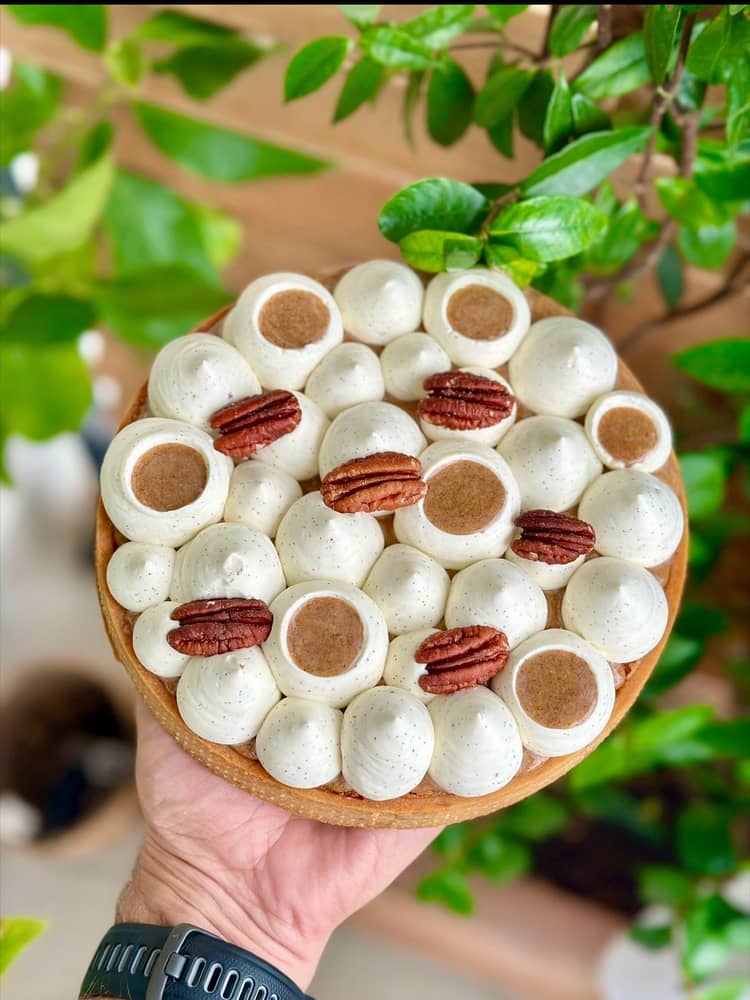 Tarte Vanille Pécan 
Pâte diamant 
Crème amande noisette 
Ganache montée 
Vanille bourbon de Madagascar @epiceriegdetou 
Chocolat blanc @valrhona 
Praliné pécan à la fleur de sel de Guérande
Noix de pécan