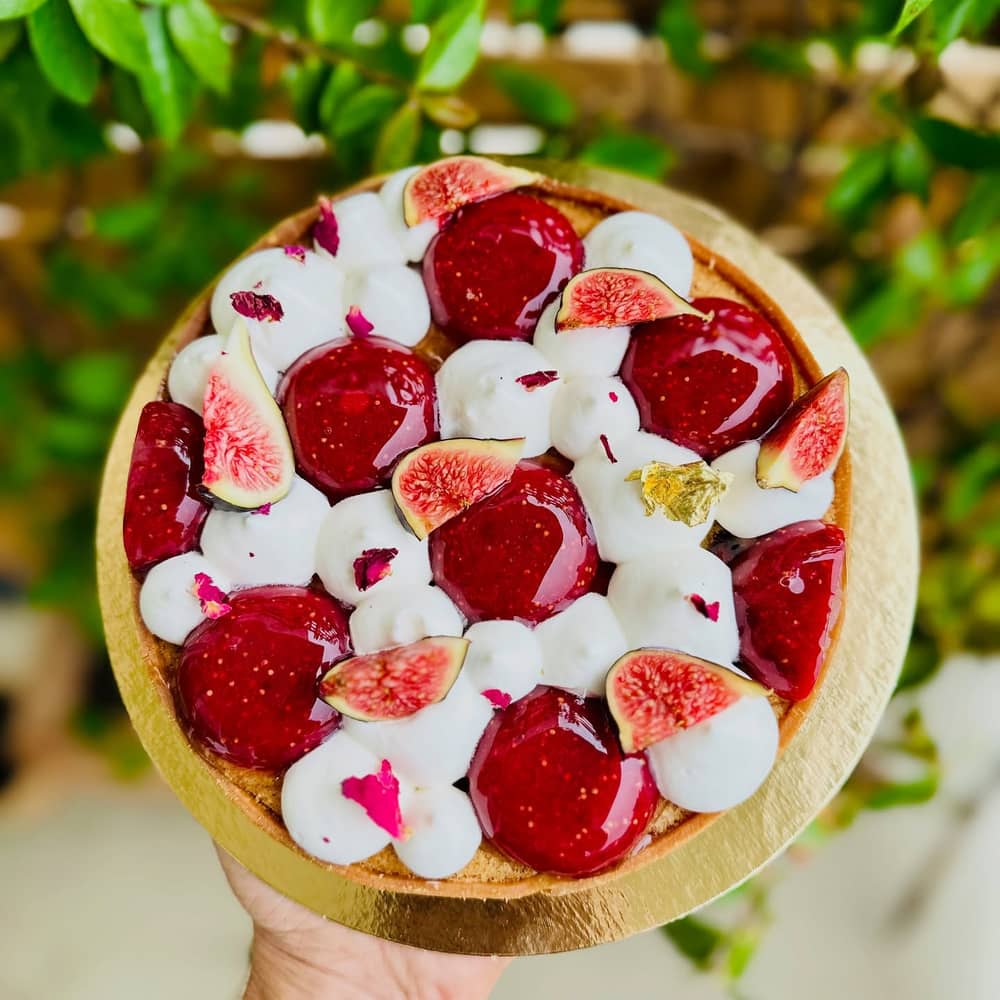 Tarte Figues Framboises 
Pâte Diamant
Crème Amandes Noisettes 
Figues Caramélisées 
Confit Figues Framboises 
Figues Fraîches Bio 
Crème montée à la Figues 
De la Passion et Beaucoup d’Amour ❤️