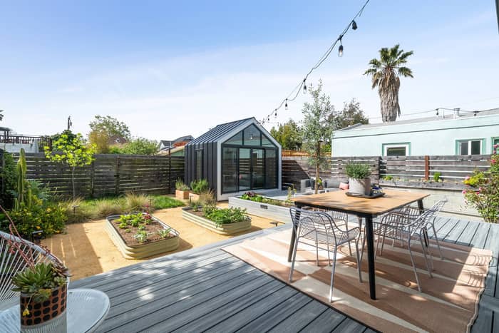 Fools Spring? 🐦 ☀️ That's ok, it's meant to get the sap flowing and we're tapping in! Need ideas? Check out this garden lovers dreamy backyard 😁 

#SpringBunkie #FoolsSpring #GardenLovers #BackyardDreams #NatureInspiration #SpringAwakening #GardeningLife #OutdoorOasis #PreFabKits