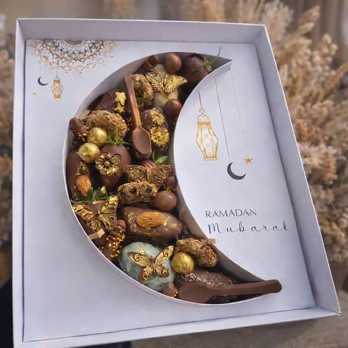 Fillable moon🌙
Available to order throughout Ramadan

Fillings available;
Chocolate covered strawberries
Bounty dates
Biscoff dates
Almond dates
Kunafeh dates
Coconut clusters
Ferrero rochers
Jelly sweets

Dm to order 🌙