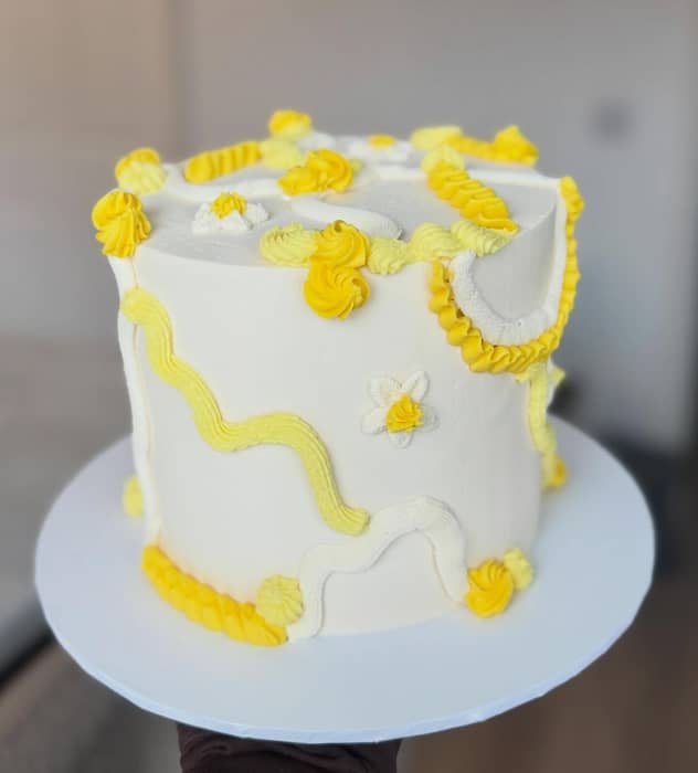 Yellow abstract design giving the spring vibes💛✨

Swipe for a surprise of what I added on🐱

This is a 6 inch 2 layer cake🫶🏼