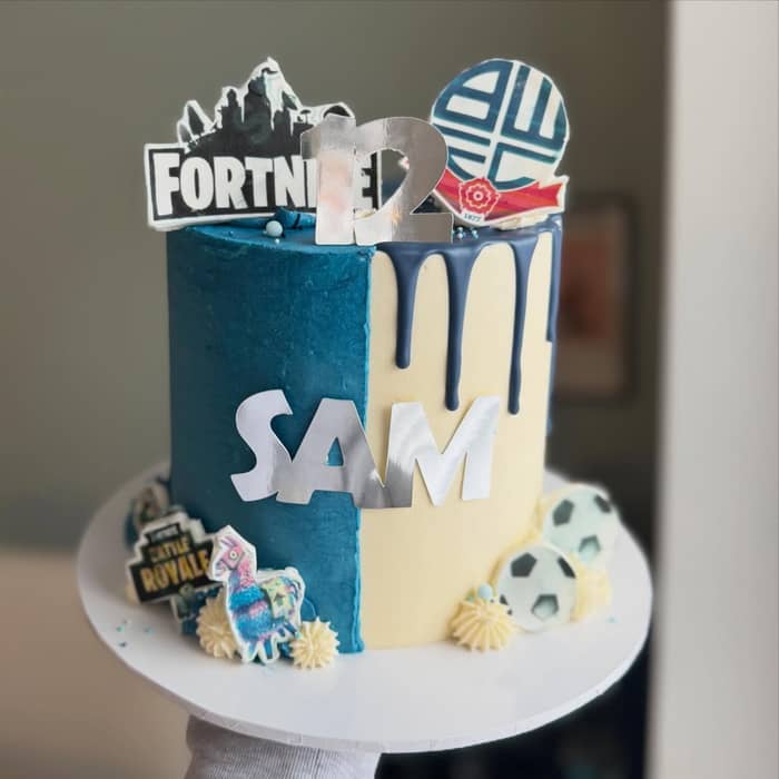 Half and half Fortnite and BWFC cake⚽️💙

It’s been ages since I last did a half and half cake!🤩